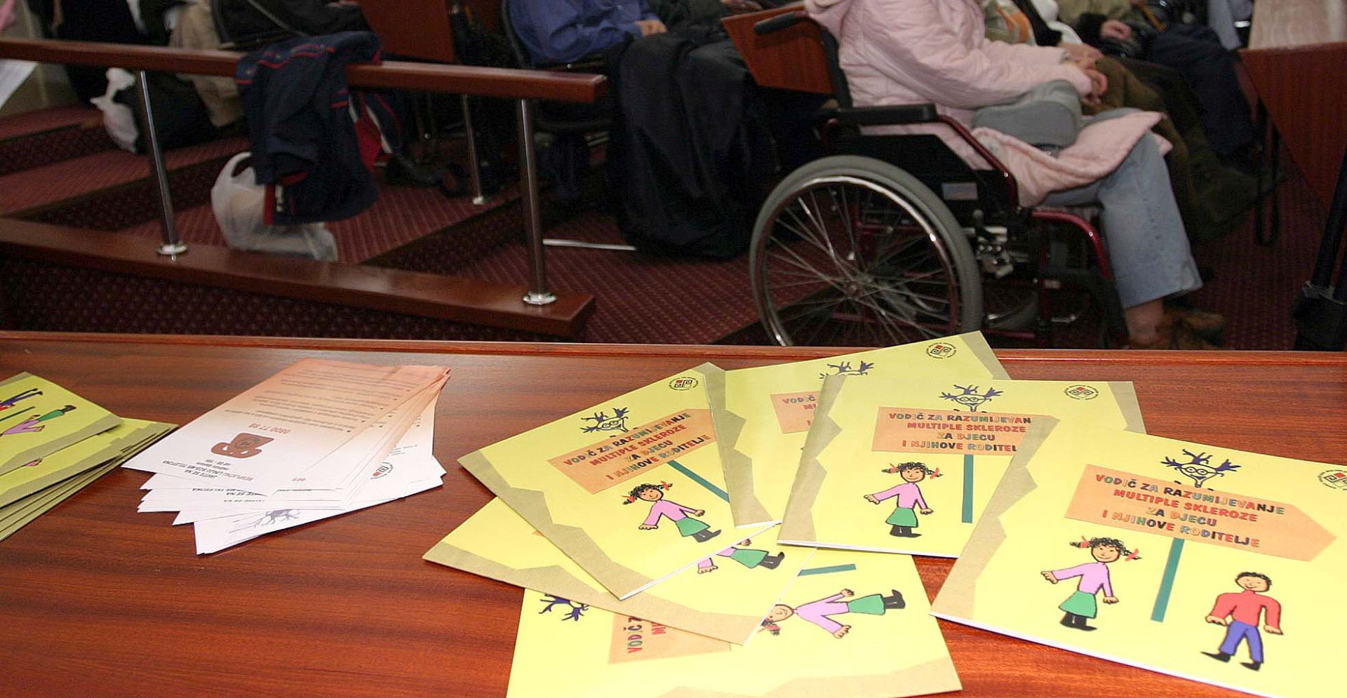 Rijeka, 04.12.2006 - U Gradskoj vijeènici predstavljena je slikovnica 'Vodiè za razumijevanje multiple skleroze za djecu i njihove roditelje' u organizaciji Drutva multiple skleroze.
foto FaH/ Miljenko KLEPAC