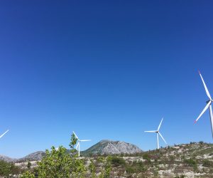 Dubrovnik, 26.4.2016. - Vjetroelektrana Rudine instalirane snage 34,2 megavata i vrijedna 400 milijuna kuna putena je u utorak u puni pogon u blizini mjesta Slano kod Dubrovnika.
foto HINA / RP Global / mm
