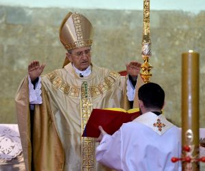 Zadar, 12.04.2020. - Zadarski nadbiskup msgr elimir Puljic predvodio je uskrsnu misu u praznoj zadarskoj katedrali sv. Stoije. Na slici nadbiskup elimir Puljic.
foto HINA/ ml