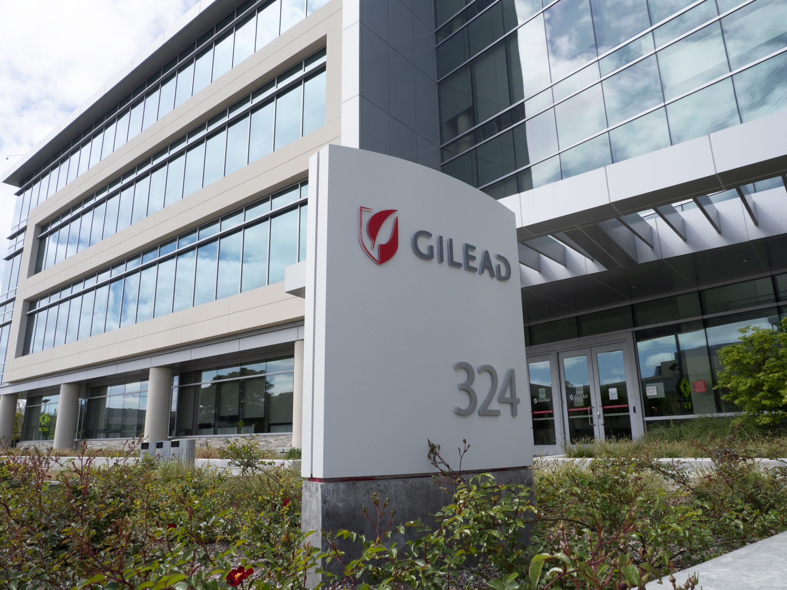 epa08369709 Exterior view of Gilead Sciences, Inc., Headquarter campus in Foster City, California, USA, 17 April 2020. According to a report, University of Chicago Medicine researchers saw 'rapid recoveries' in 125 patients suffering from COVID-19 who were taking Gilead Sciences Inc.'s US:GILD experimental drug remdesivir as part of a clinical trial.  EPA/JOHN G. MABANGLO