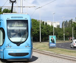 Zagreb, 29.04.2020. -  Od danas su u prometu i prve tri tramvajske linije, broj 3, 5 i 14, koje će dijelom prometovati izmijenjenim trasama slobodnim prometnim koridorima i to prema nedjeljnom rasporedu vožnje. Na fotografiji tramvaj broj 5. foto HINA/ Lana SLIVAR DOMINIĆ/ lsd