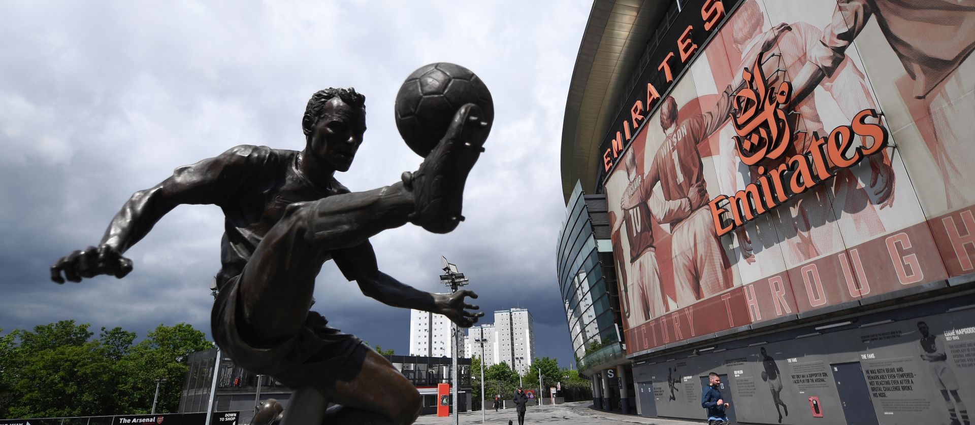 epa08395751 Exterior view of Arsenal FC's Emirates Stadium in London, Britain, 01 May 2020. The English Premier League is holding a meeting to explore ways to restart the 2019-20 season.  The UK's 66 million inhabitants are living through their sixth consecutive week of nationwide lockdown prompted by the ongoing pandemic of the COVID-19 disease caused by the SARS-CoV-2 coronavirus.  EPA/ANDY RAIN