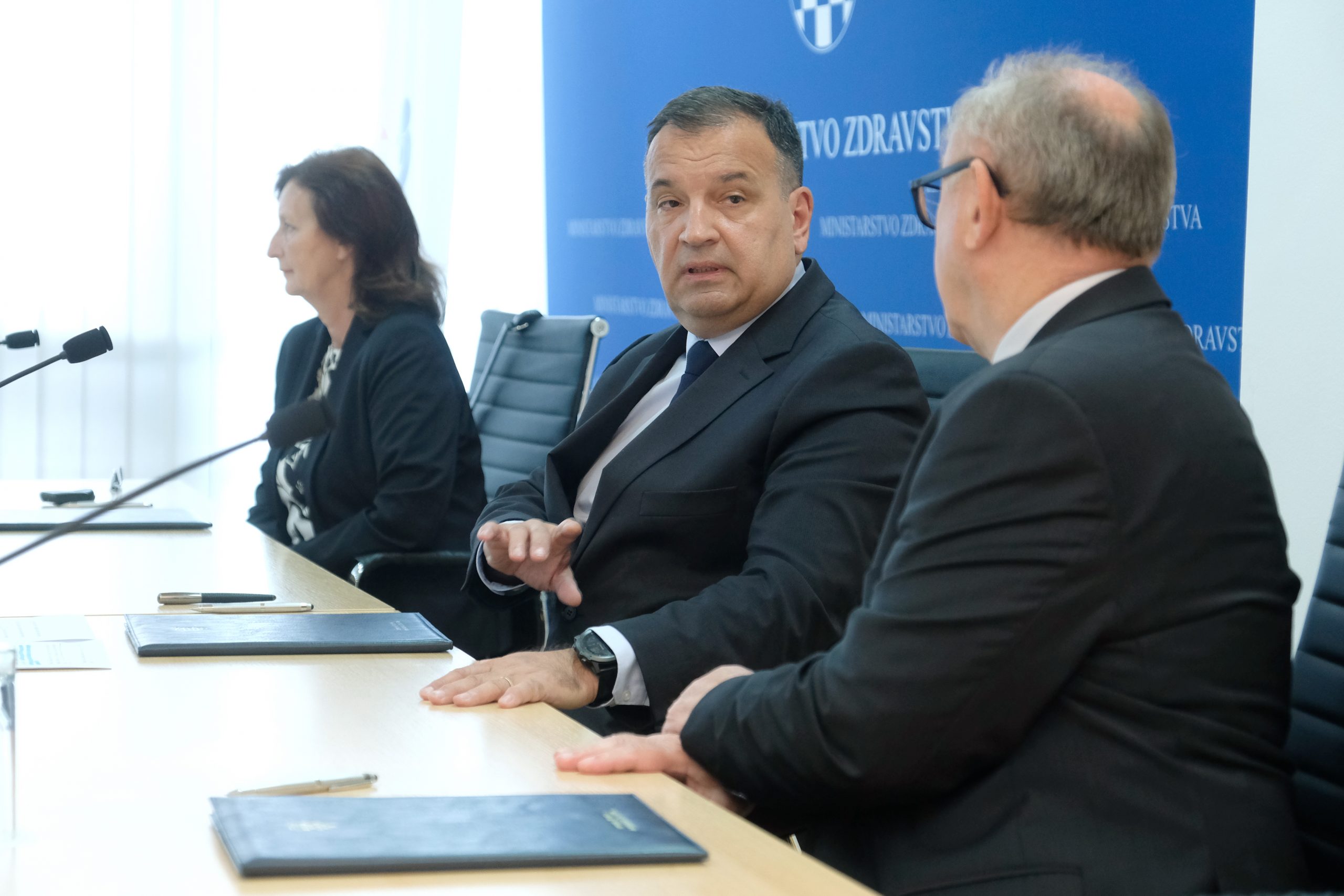 Zagreb, 05.05.2020. - Potpisian Dodatak III. Kolektivnog ugovora za djelatnost zdravstva i zdravstvenog osiguranja.
Na fotografiji Vili Beroš, Stjepan Topolnjak.
foto HINA/ Edvard ŠUŠAK/ es