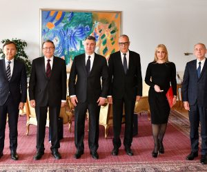Zagreb, 5.5.2020 - Predsjednik Republike Zoran Milanoviæ primio je predsjednika Hrvatske akademije znanosti i umjetnosti akademika Velimira Neidhardta, potpredsjednike HAZU-a akademika Davora Milièiæa i akademika Franu Paraæa te glavnog tajnika akademika Daria Vretenara. Predsjednik Hrvatske akademije znanosti i umjetnosti uruèio je predsjedniku Milanoviæu Izjavu HAZU-a o obnovi Zagreba nakon potresa 22. oujka 2020., dokument u kojemu su akademici iznijeli svoje viðenje obnove Zagreba nakon potresa. 
foto HINA/ Ured predsjednika/ Filip Glas/ ua