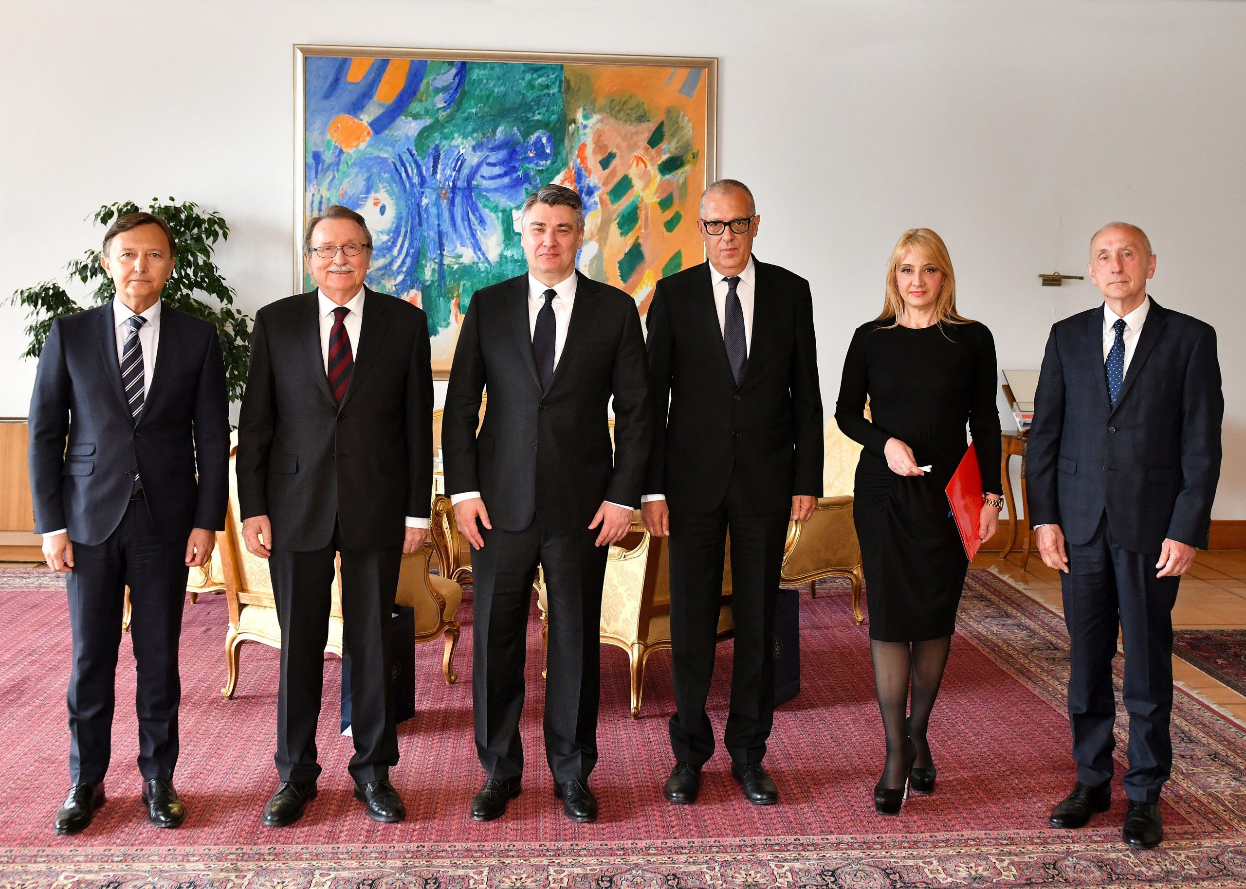 Zagreb, 5.5.2020 - Predsjednik Republike Zoran Milanoviæ primio je predsjednika Hrvatske akademije znanosti i umjetnosti akademika Velimira Neidhardta, potpredsjednike HAZU-a akademika Davora Milièiæa i akademika Franu Paraæa te glavnog tajnika akademika Daria Vretenara. Predsjednik Hrvatske akademije znanosti i umjetnosti uruèio je predsjedniku Milanoviæu Izjavu HAZU-a o obnovi Zagreba nakon potresa 22. oujka 2020., dokument u kojemu su akademici iznijeli svoje viðenje obnove Zagreba nakon potresa. 
foto HINA/ Ured predsjednika/ Filip Glas/ ua