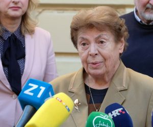 Zagreb, 07.05.2020. - Potpredsjednica Gradske skupštine Grada Zagreba i predsjednica Kluba gradskih zastupnika "Bandić Milan 365 - Stranka rada i solidarnosti" i "Zelene liste" Ana Stavljenić-Rukavina održala je konferenciju za medije na temu "Inicijativa predsjednika Gradske skupštine Grada Zagreba upućena zastupnicima u Gradskoj skupštini Grada Zagreba".
Na fotografiji Ana Stavljenić-Rukavina.
foto HINA/ Edvard ŠUŠAK/ es