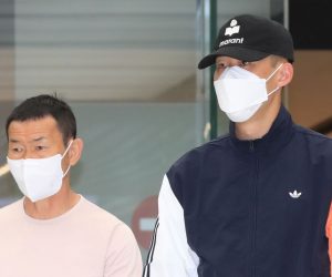 epa08409046 Tottenham Hotspur forward Son Heung-min (R) and his father (L) leave Gimpo International Airport, west of Seoul, South Korea, 08 May 2020. Son completed his three-week military training at a boot camp on Jeju island as part of his minimum military duty earlier in the day as he was exempted from the country's obligatory 18-month military service by winning the gold medal in the 2018 Asian Games.  EPA/YONHAP SOUTH KOREA OUT
