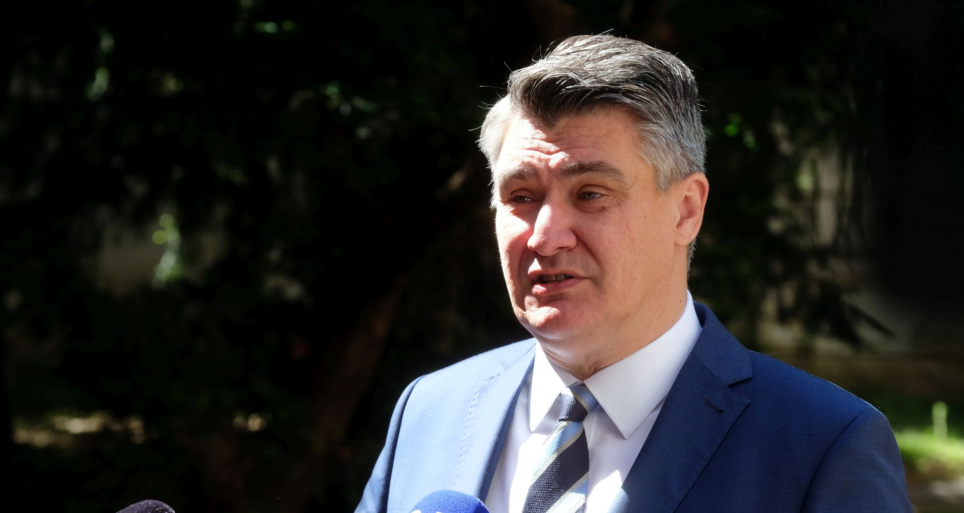 Zagreb, 08.05.2020. - Predsjednik Republike Zoran Milanović posjetio je Modernu galeriju u Zagrebu koja je otvorena nakon stanke zbog pandemije i potresa u kojemu je oštećena te obišao retrospektivnu izložbu Vatroslava Kuliša s radovima nastalima od 1974. do danas. 
Na fotografiji Zoran Milanović.
foto HINA/ Edvard ŠUŠAK/ es