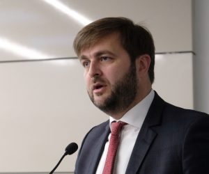 Zagreb, 08.05.2020. - Svečano potpisivanje Ugovora o dodjeli bespovratnih sredstava za projekt "Multisenzorsko zračno snimanje Republike Hrvatske za potrebe procjene smanjenja rizika od katastrofa". 
Na fotografiji  Tomislav Ćorić.
foto HINA/ Edvard ŠUŠAK/ es