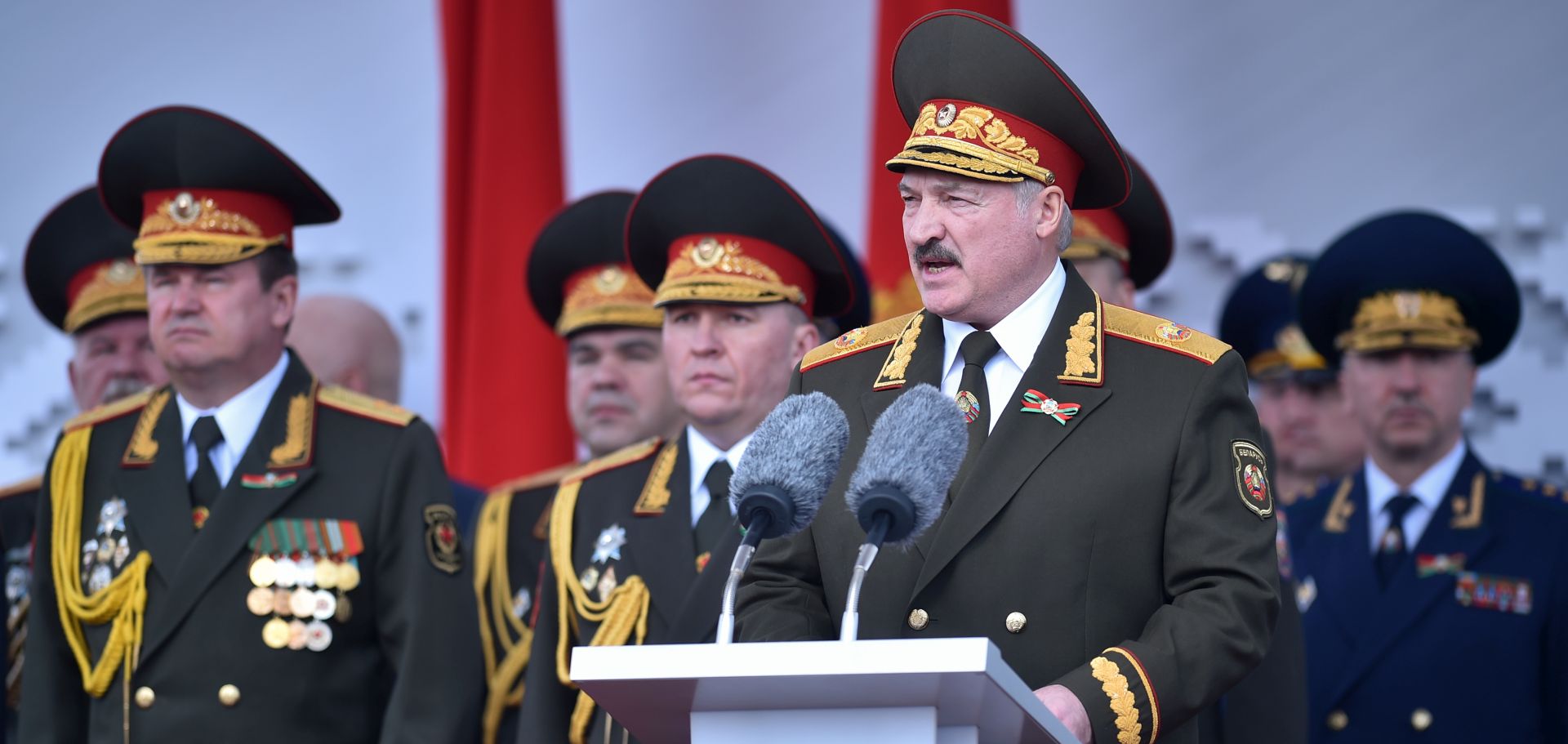epa08411289 Belarus' President Alexander Lukashenko gives a speech during a military parade to mark the 75th anniversary of the allied victory over Nazi Germany in World War Two, in Minsk, Belarus, 09 May 2020.  EPA/SERGEI GAPON / POOL