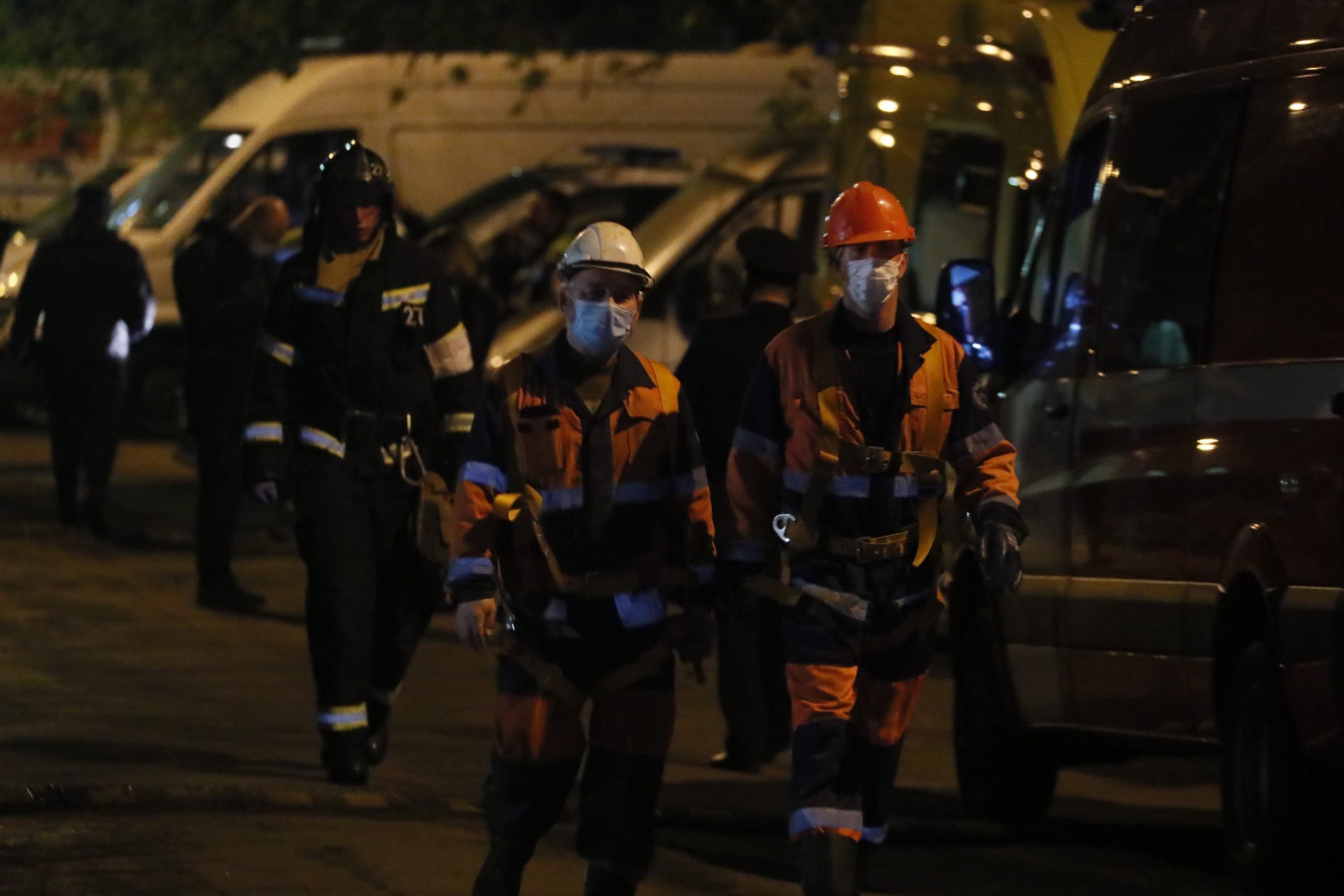 epa08412324 Fireworker pass by ambulances near a  hospital where a fire erupted in northern Moscow, Russia, 09 May 2020. According to media reports, one person was killed in a fire at the hospital where patients with coronovirus disease CODID-19 are being treated.  EPA/SERGEI ILNITSKY