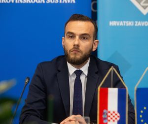 Zagreb, 12.05.2020. -  Ministar rada i mirovinskoga sustava Josip Aladrović, ravnatelj Hrvatskog zavoda za zapošljavanje Ante Lončar i pomoćnica ravnatelja HZZ-a Ruža Hrga potpisali su ugovor u vrijednosti većoj od 93 milijuna kuna za operaciju "Informatizacija i digitalizacija poslovanja Hrvatskog zavoda za zapošljavanje" koi je sufinanciran sredstvima Europskog socijalnog fonda u okviru Operativnog programa Učinkoviti ljudski potencijali 2014.- 2020. Na fotografiji Josip Aladrović.   foto HINA/ Daniel KASAP/ dk