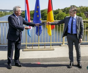 epa08425300 Germany's Foreign Affairs Minister Heiko Maas (R) and Luxembourg's Foreign Affairs Minister Jean Asselborn (L) meet on a bridge over the Moselle River between the cities of Perl and Schengen, Luxembourg, 16 May 2020, on the day of the reopening of their common border after a gradual lifting of controls introduced in March to curb the spread of the coronavirus disease (COVID-19) pandemic.  EPA/THOMAS IMO / POOL