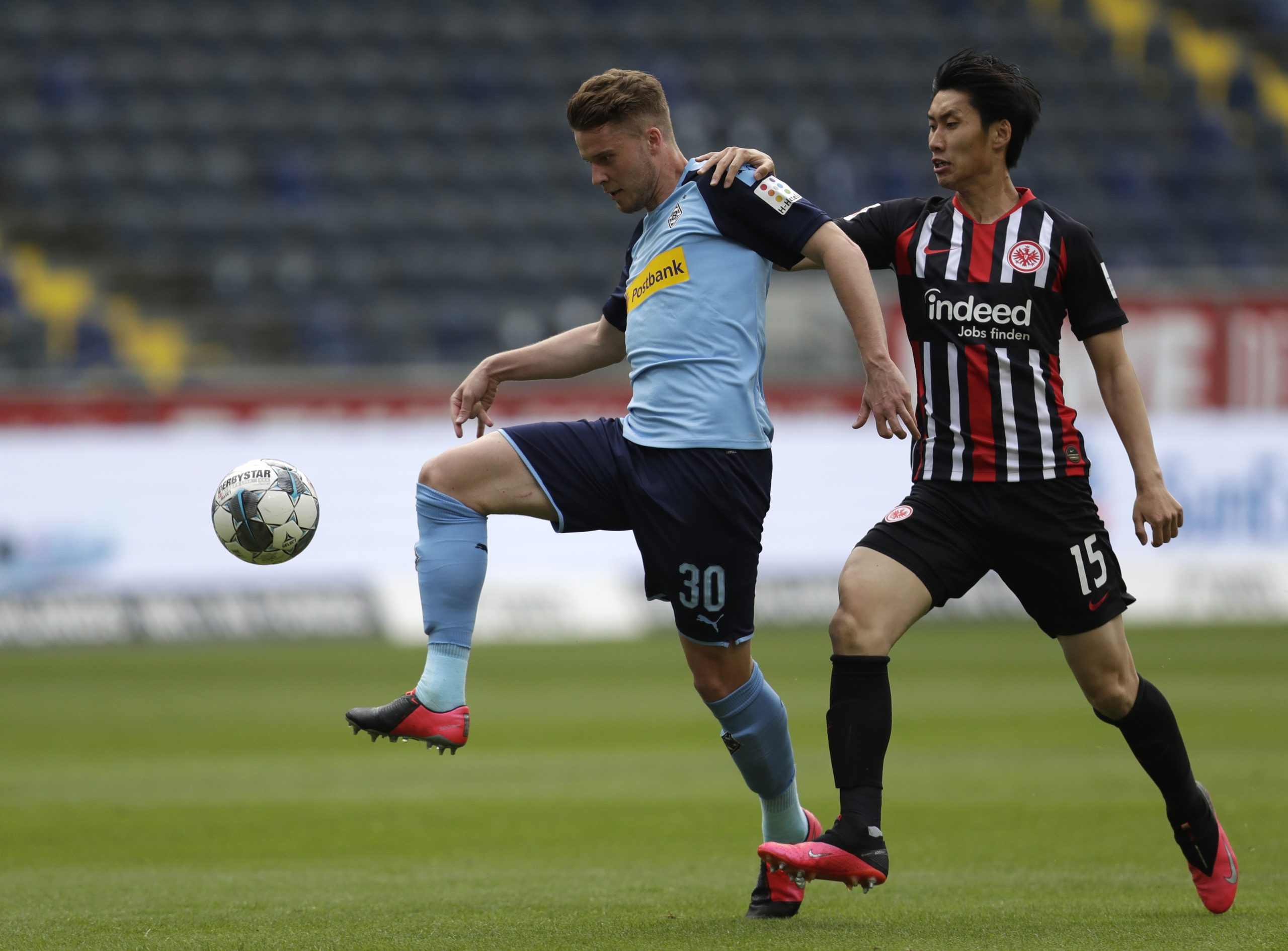 epa08426541 Frankfurt's Daichi Kamada, right, challenges Moenchengladbach's Nico Elvedi, left, during the German Bundesliga soccer match between Eintracht Frankfurt and Borussia Moenchengladbach in Frankfurt, Germany, 16 May 2020. The German Bundesliga becomes the world's first major soccer league to resume after a two-month suspension because of the coronavirus pandemic.  EPA/Michael Probst / POOL DFL regulations prohibit any use of photographs as image sequences and/or quasi-video.