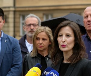 Zagreb, 19.05.2020. - Konferencija za novinare stranke s Imenom i Prezimenom povodom raspuštanja Sabora i izbora glavne državne odvjetnice i drugih kadrovskih rješenja zadnjeg dana mandata.
Na fotografiji Ante Pranić, Dalija Orešković, Boro Nogalo.
foto HINA/ Edvard ŠUŠAK/ es