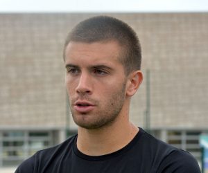 zaZadar, 19.05.2020. - Povodom zavretka radova na izgradnji i ureðenju teniskog centra u sklopu SC Vnjik, te dolaska hrvatske Davis cup reprezentacije na slubene treninge, gradonaèelnik Zadra Branko Dukiæ sa suradnicima obiao je nove sportske sadraje na Vinjiku.Na slici Borna Èoriæ. foto HINA/ ik