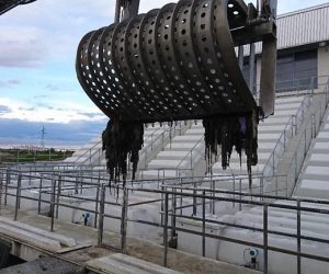 Zagreb, 19.05.2020. - Nakon to su nakupine dezinfekcijskih maramica, tekstila, respiratornih maski i silikonskih rukavica uzrokovale zacepljenje centralnog uredaja za procicavanje otpadnih voda, Zagrebacke otpadne vode uputile su u srijedu apel gradanima da ne bacaju sanitetski otpad u toalete. foto HINA/ Zagrebacke otpadne vode/ t