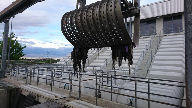 Zagreb, 19.05.2020. - Nakon to su nakupine dezinfekcijskih maramica, tekstila, respiratornih maski i silikonskih rukavica uzrokovale zacepljenje centralnog uredaja za procicavanje otpadnih voda, Zagrebacke otpadne vode uputile su u srijedu apel gradanima da ne bacaju sanitetski otpad u toalete. foto HINA/ Zagrebacke otpadne vode/ t