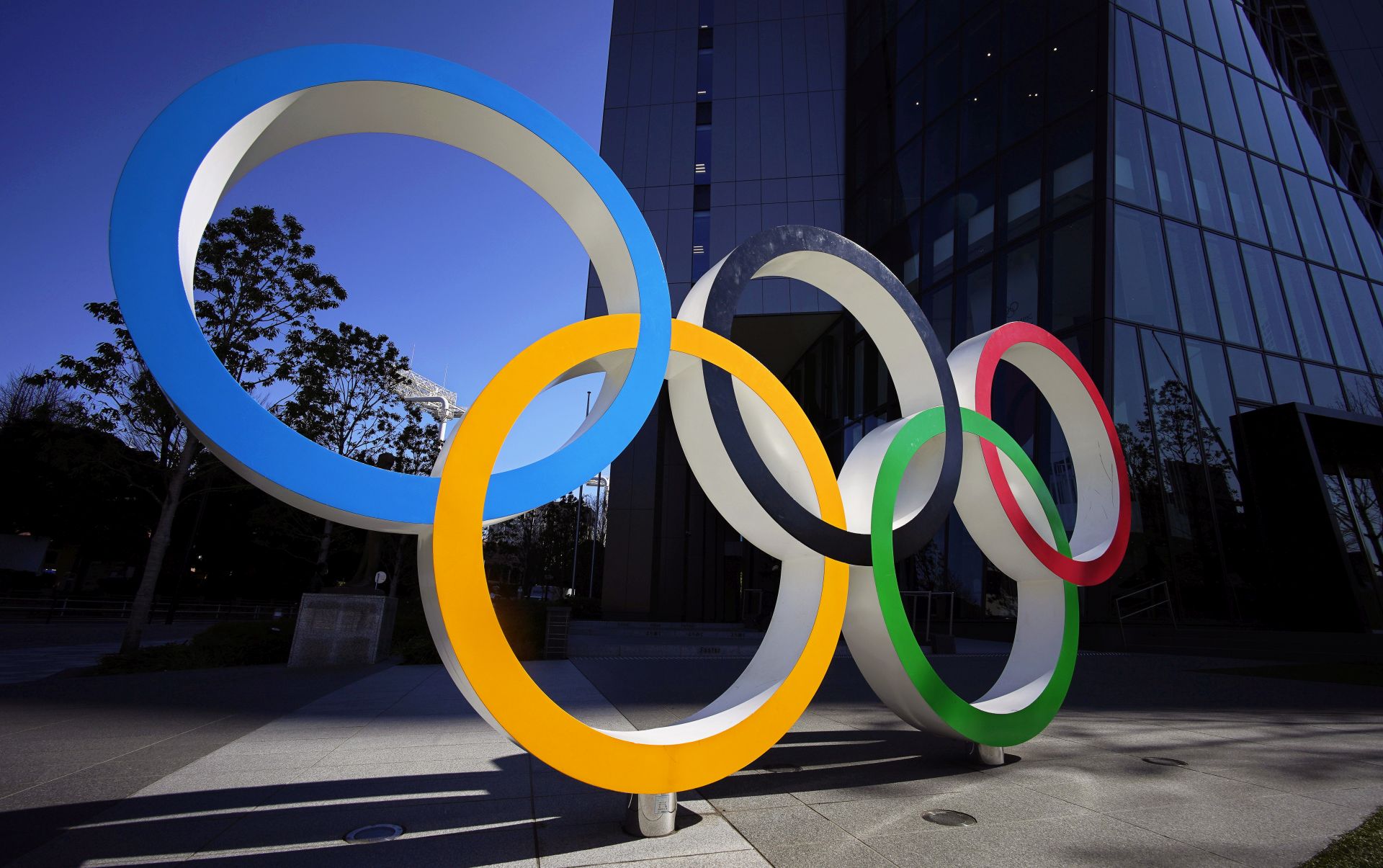 epa08434884 (FILE) - The Olympic Rings monument in front of the Japan Olympic Committee headquarters in Tokyo, Japan, 24 March 2020 (reissued 21 May 2020). International Olympic Committee President Thomas Bach said on 20 May that the postponed Tokyo 2020 Games shall be cancelled if they cannot be held in 2021 due to the coronavirus pandemic.  EPA/FRANCK ROBICHON