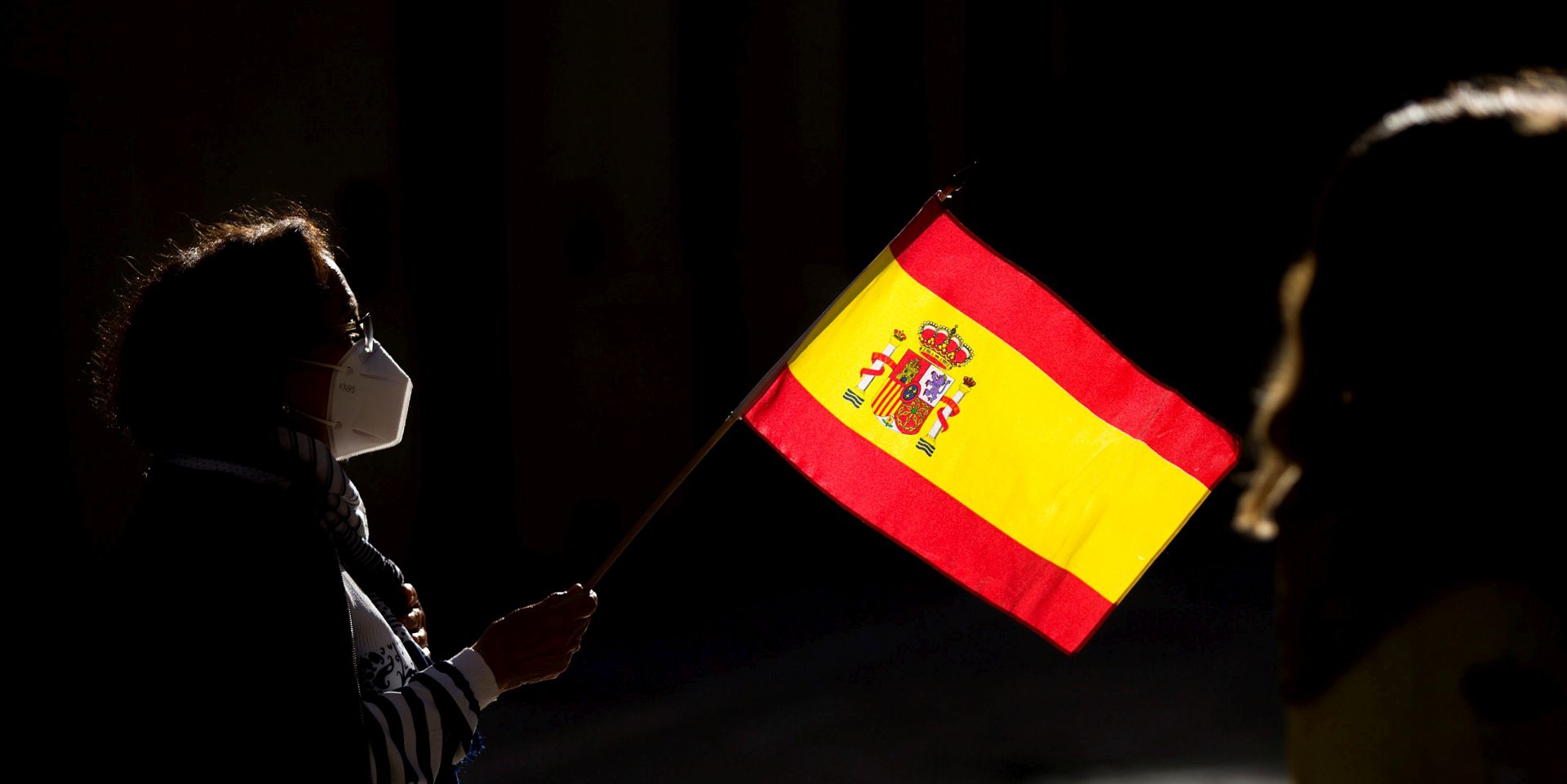 epa08436329 People holding Spanish flags protest against the Spanish Government for their management of the coronavirus health crisis in Malaga, southern Spain, 21 May 2020.  EPA/Daniel Perez