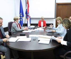 Zagreb, 22.05.2020. - 86. sjednica Povjerenstva za odlučivanje o sukobu interesa, na kojoj je bilo riječi i o "Donošenju odluke o pokretanju ili nepokretanju postupka u predmetu dužnosnice Blaženke Divjak, ministrice znanosti i obrazovanja", te "Donošenju odluke o pokretanju ili nepokretanju postupka u predmetu dužnosnika Milorada Pupovca, zastupnika u Hrvatskom saboru". 
foto HINA/ Admir BULJUBAŠIĆ/ abu