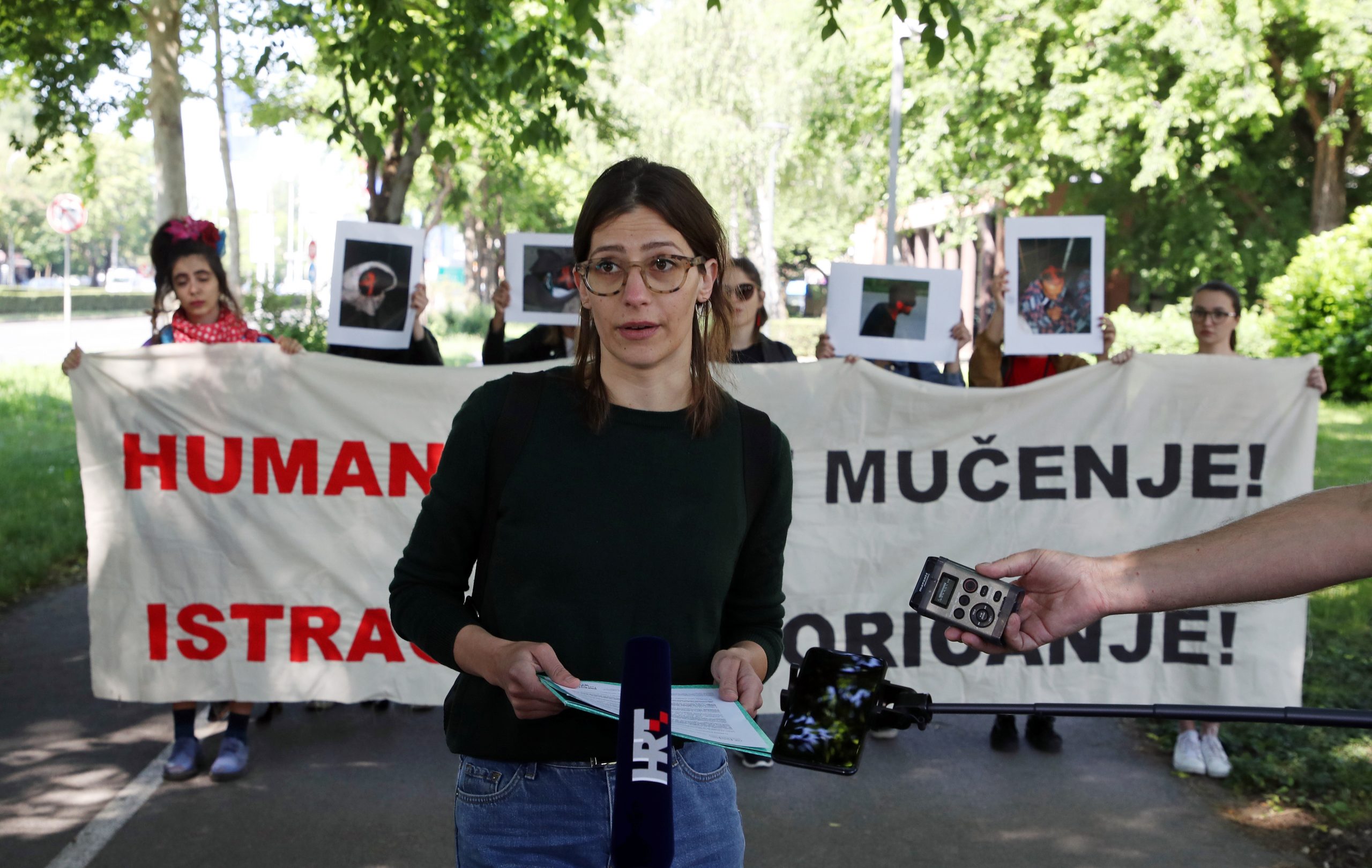 Zagreb, 22.05.2020 - Centar za mirovne studije i Inicijativa Dobrodoli! ispred zgrade Ministarstva unutarnjih poslova organiziraju akciju "Istraga, a ne poricanje", kojom se eli skrenuti pozornost da je prolo dva tjedna od objavljivanja fotografija koje pokazuju fizicko oznacavanje izbjeglica narancastim sprejem preko cijelog tjemena, za koje izbjeglice svjedoce da je pocinila hrvatska policija prilikom nezakonitog protjerivanja s teritorija RH. Na slici Sara Keku iz Centra za mirovne studije.
foto HINA/ Damir SENCAR/ ds