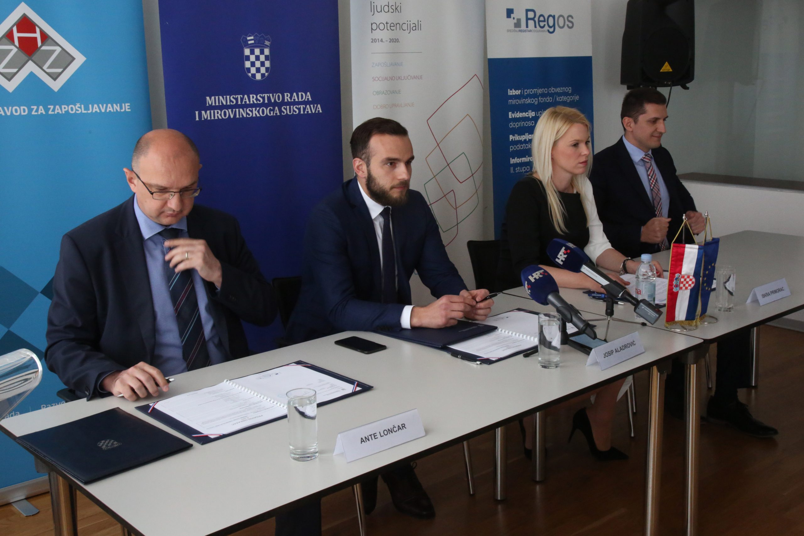 Zagreb, 22.05.2020. - Potpisivanje Ugovora za dodjelu sredstva za operaciju "MOJA MIROVINA  Unapreðenje usluga REGOSA na tritu rada". Ugovor su potpisali ministar rada i mirovinskoga sustava Josip Aladroviæ (2L), ravnateljica Sredinjeg registra osiguranika Iskra Primorac (2D) i ravnatelj Hrvatskog zavoda za zapoljavanje Ante Lonèar (L). Na fotografiji i Ivan Serdar (D). foto HINA /Zvonimir KUHTIÆ/ zk