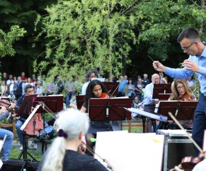Zagreb, 23.05.2020. - Koncerti Zagrebaèke filharmonije odranisu na Labuðem otoku u Zoolokom vrtu. Na prvom su koncertu izvedeni popularni klasici, na drugome popularna glazba, a u koncertima su uivali brojni graðani. Na fotografiji Zagrebaèka filharmonija, maestro Kreimir Batiniæ. foto HINA/ Lana SLIVAR DOMINIÆ/ lsd