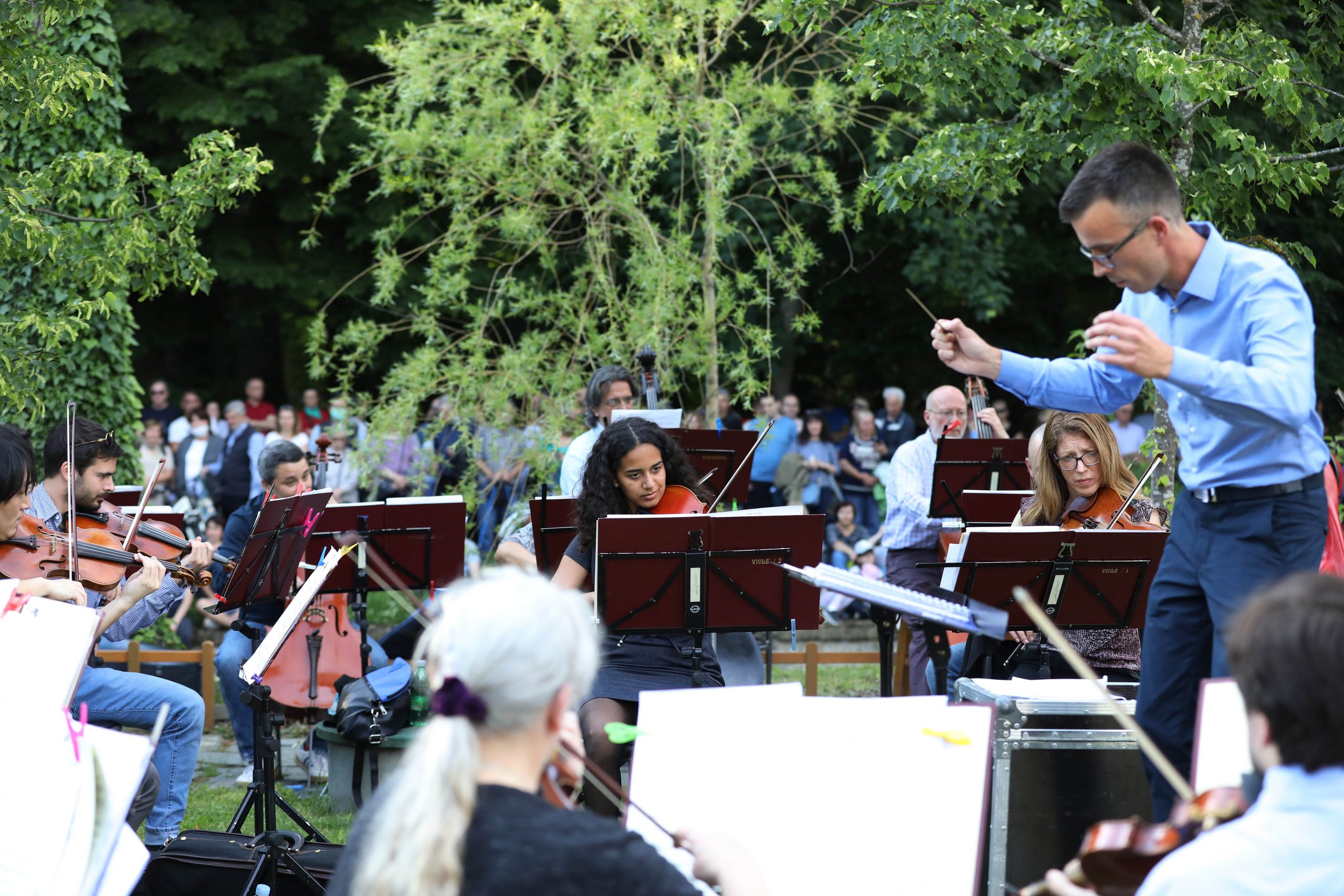 Zagreb, 23.05.2020. - Koncerti Zagrebaèke filharmonije odranisu na Labuðem otoku u Zoolokom vrtu. Na prvom su koncertu izvedeni popularni klasici, na drugome popularna glazba, a u koncertima su uivali brojni graðani. Na fotografiji Zagrebaèka filharmonija, maestro Kreimir Batiniæ. foto HINA/ Lana SLIVAR DOMINIÆ/ lsd