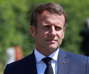 epa08445399 French President Emmanuel Macron arrives to visit a factory of manufacturer Valeo in Etaples, near Le Touquet, northern France, 26 May 2020 as part of the launch of a plan to rescue the French car industry.  EPA/LUDOVIC MARIN / POOL  MAXPPP OUT