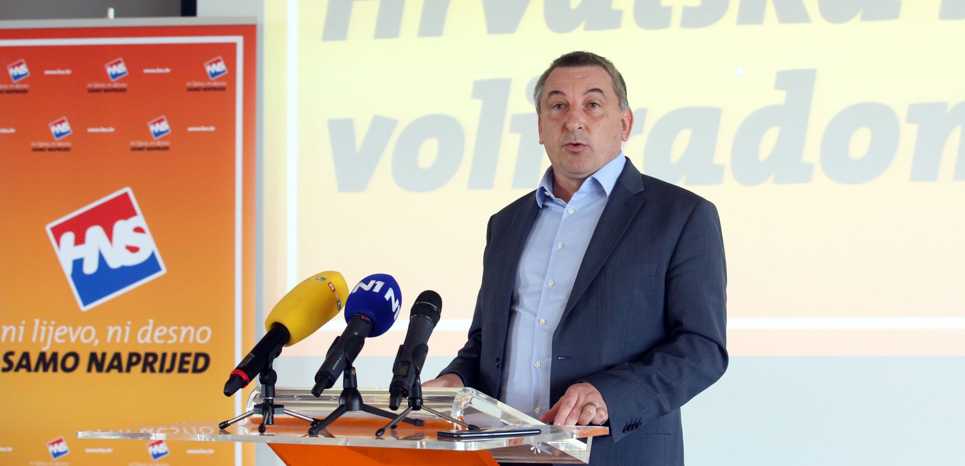 Zagreb, 27.5.2020 -  Hrvatska narodna stranka – liberalni demokrati (HNS) predstavila je novo vodstvo i programske smjernice za nadolazeće parlamentarne izbore. Smjernice su predstavili novi predsjednik HNS-a, potpredsjednik Vlade te ministar graditeljstva i prostornoga uređenja Predrag Štromar (na slici) i zamjenik predsjednika HNS-a i saborski zastupnik Stjepan Čuraj. Konferenciji su nazočili i novoizabrani potpredsjednici stranke, predsjednica Ženske inicijative HNS-a Karolina Juzbašić te načelnik Gornje Stubice Jasmin Krizmanić.
Foto HINA/ Dario GRZELJ/ dag