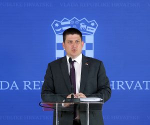 Zagreb, 28.05.2020 - Sjednica Vlade RH u Nacionalnoj i sveucilinoj knjinicu u Zagrebu. Na slici pred pocetak sjednice Vlade ministar mora, prometa i infrastrukture Oleg Butkovic dao je izjavu za medije.
foto HINA/ Damir SENCAR/ ds
