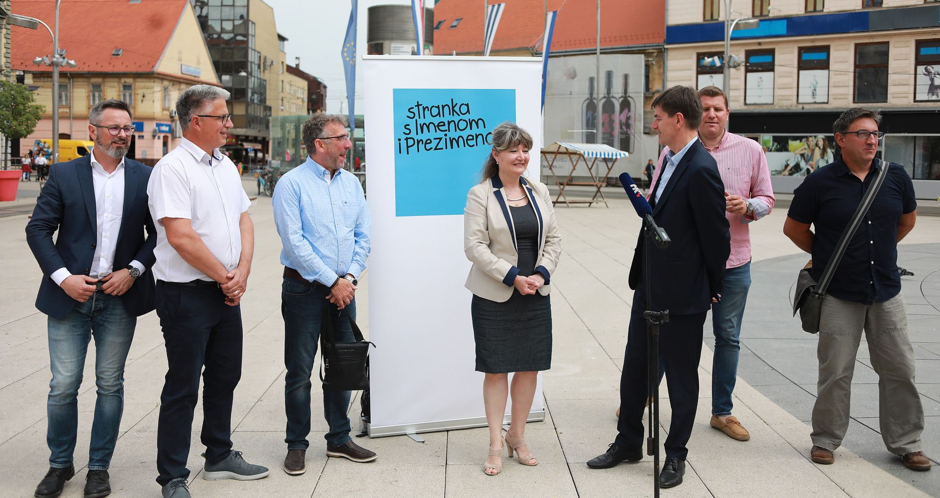 Osijek, 28.05.2020. - Stranka s imenom i prezimenom odrala je na Trgu dr. Ante Starèeviæa konferenciju za novinare na temu poljoprivrede i predstojeæih parlamentarnih izbora. Na konferenciji su govorili Andrea Gross Bokoviæ, Relja Beck i Josip Budimir. 
foto HINA/ ua