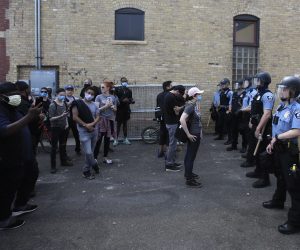 epa08450448 Protesters face off with police outside the Minneapolis Police Department 3rd Precinct as a third day of protests continues over the arrest of George Floyd, who later died in police custody, in Minneapolis, Minnesota, USA, 28 May 2020. A bystander's video posted online on 25 May, appeared to show George Floyd, 46, pleading with arresting officers that he couldn't breathe as an officer knelt on his neck. The unarmed black man later died in police custody.  EPA/TANNEN MAURY