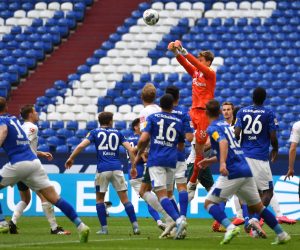 30 May 2020, Gelsenkirchen: Schalke goalkeeper Alexander Nuebel (C) deflects the ball during the German Bundesliga soccer match between FC Schalke 04 and Werder Bremen at the Veltins Arena. Photo: Bernd Thissen/dpa-Pool/dpa