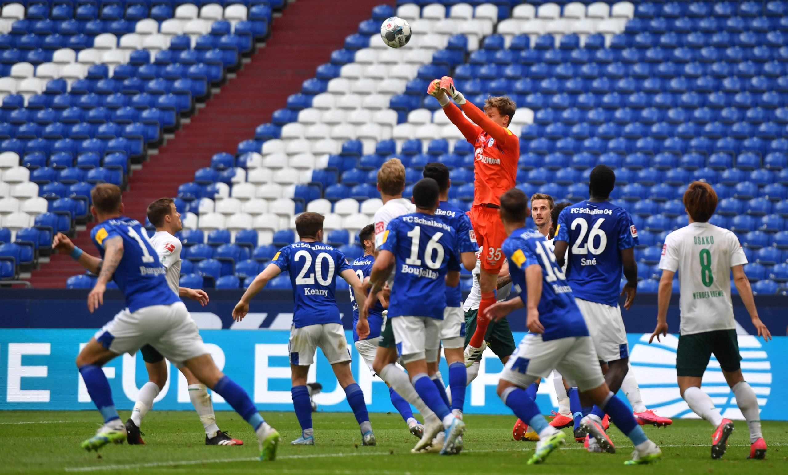 30 May 2020, Gelsenkirchen: Schalke goalkeeper Alexander Nuebel (C) deflects the ball during the German Bundesliga soccer match between FC Schalke 04 and Werder Bremen at the Veltins Arena. Photo: Bernd Thissen/dpa-Pool/dpa