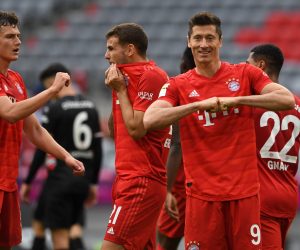 epa08454745 (L-R) Bayern Munich's French defender Benjamin Pavard, Bayern Munich's French defender Lucas Hernandez and Bayern Munich's Polish forward Robert Lewandowski celebrate the 3-0 during the German Bundesliga soccer match between FC Bayern Munich and Fortuna Duesseldorf at the Allianz Arena stadium in Munich, southern Germany, 30 May 2020.  EPA/CHRISTOF STACHE / POOL CONDITIONS - ATTENTION:  The DFL regulations prohibit any use of photographs as image sequences and/or quasi-video.