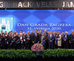 Zagreb, 31.05.2020 - U povodu Dana Grada Zagreba odrana je svecanost dodjele javnih priznanja Grada Zagreba, Nagrada Grada Zagreba, Nagrada Zagrepcanka godine, Povelja pocasnom gradaninu i Medalje Grada Zagreba. Na slici zajednicka fotografija nagradenih.
foto HINA/ Damir SENCAR/ ds