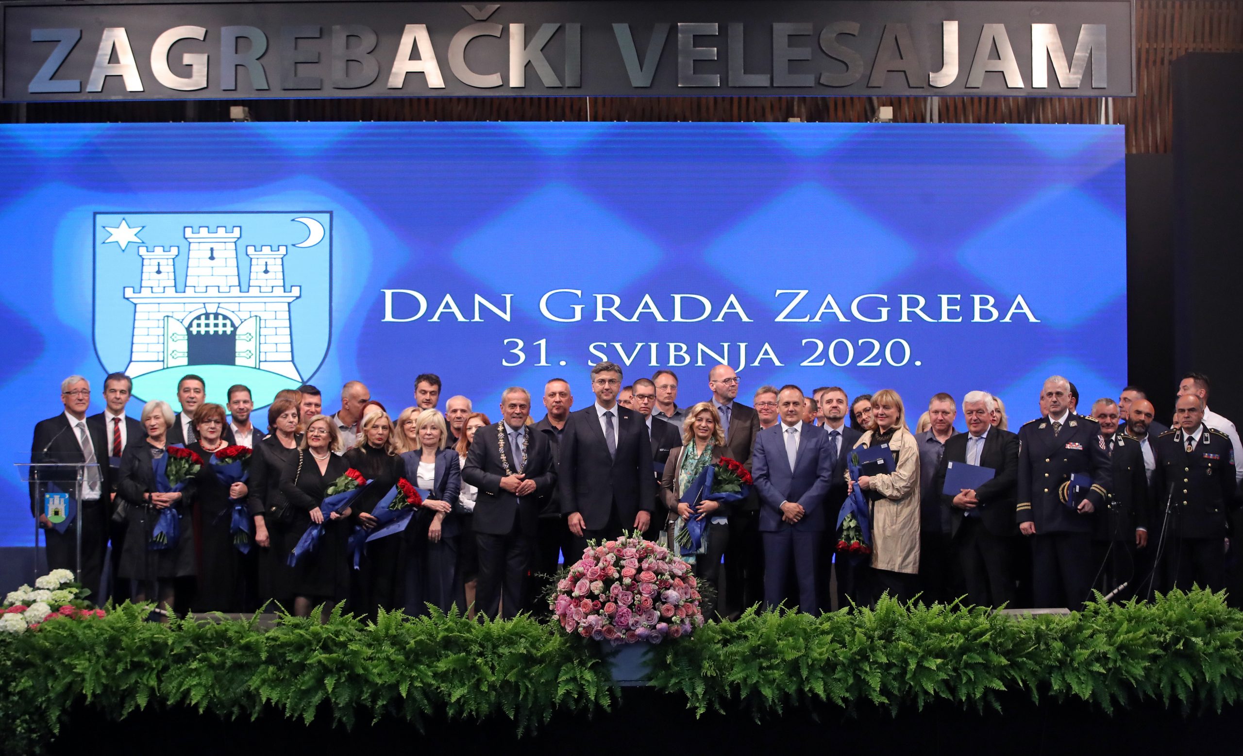 Zagreb, 31.05.2020 - U povodu Dana Grada Zagreba odrana je svecanost dodjele javnih priznanja Grada Zagreba, Nagrada Grada Zagreba, Nagrada Zagrepcanka godine, Povelja pocasnom gradaninu i Medalje Grada Zagreba. Na slici zajednicka fotografija nagradenih.
foto HINA/ Damir SENCAR/ ds
