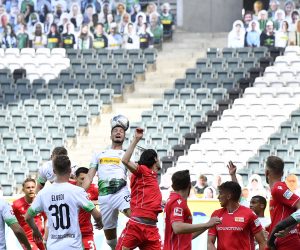 epa08456140 Moenchengladbach's Ramy Bensebaini (C-L) in action against Union's Neven Subotic (C-R) during the German Bundesliga soccer match between Borussia Moenchengladbach and Union Berlin in Moenchengladbach, Germany, 31 May 2020.  EPA/MARTIN MEISSNER / POOL CONDITIONS - ATTENTION: The DFL regulations prohibit any use of photographs as image sequences and/or quasi-video.