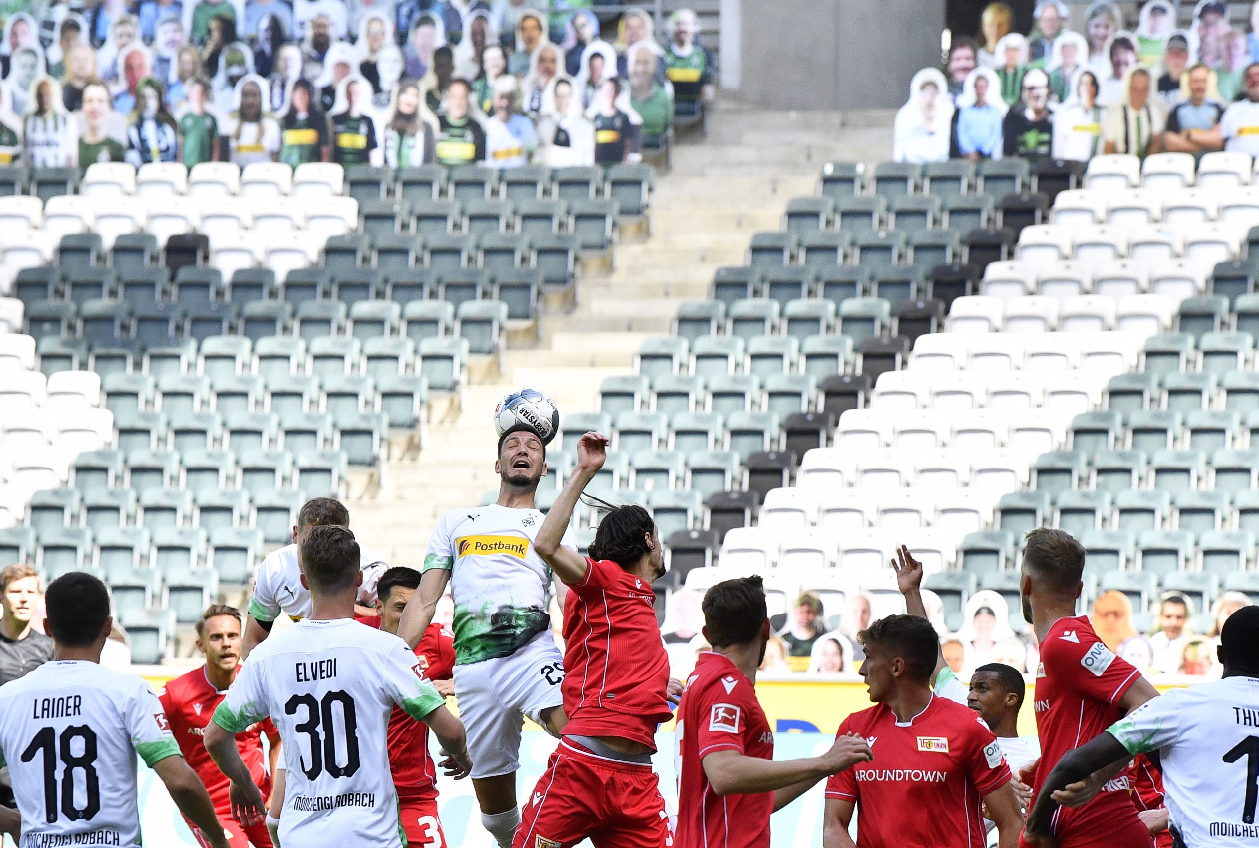 epa08456140 Moenchengladbach's Ramy Bensebaini (C-L) in action against Union's Neven Subotic (C-R) during the German Bundesliga soccer match between Borussia Moenchengladbach and Union Berlin in Moenchengladbach, Germany, 31 May 2020.  EPA/MARTIN MEISSNER / POOL CONDITIONS - ATTENTION: The DFL regulations prohibit any use of photographs as image sequences and/or quasi-video.
