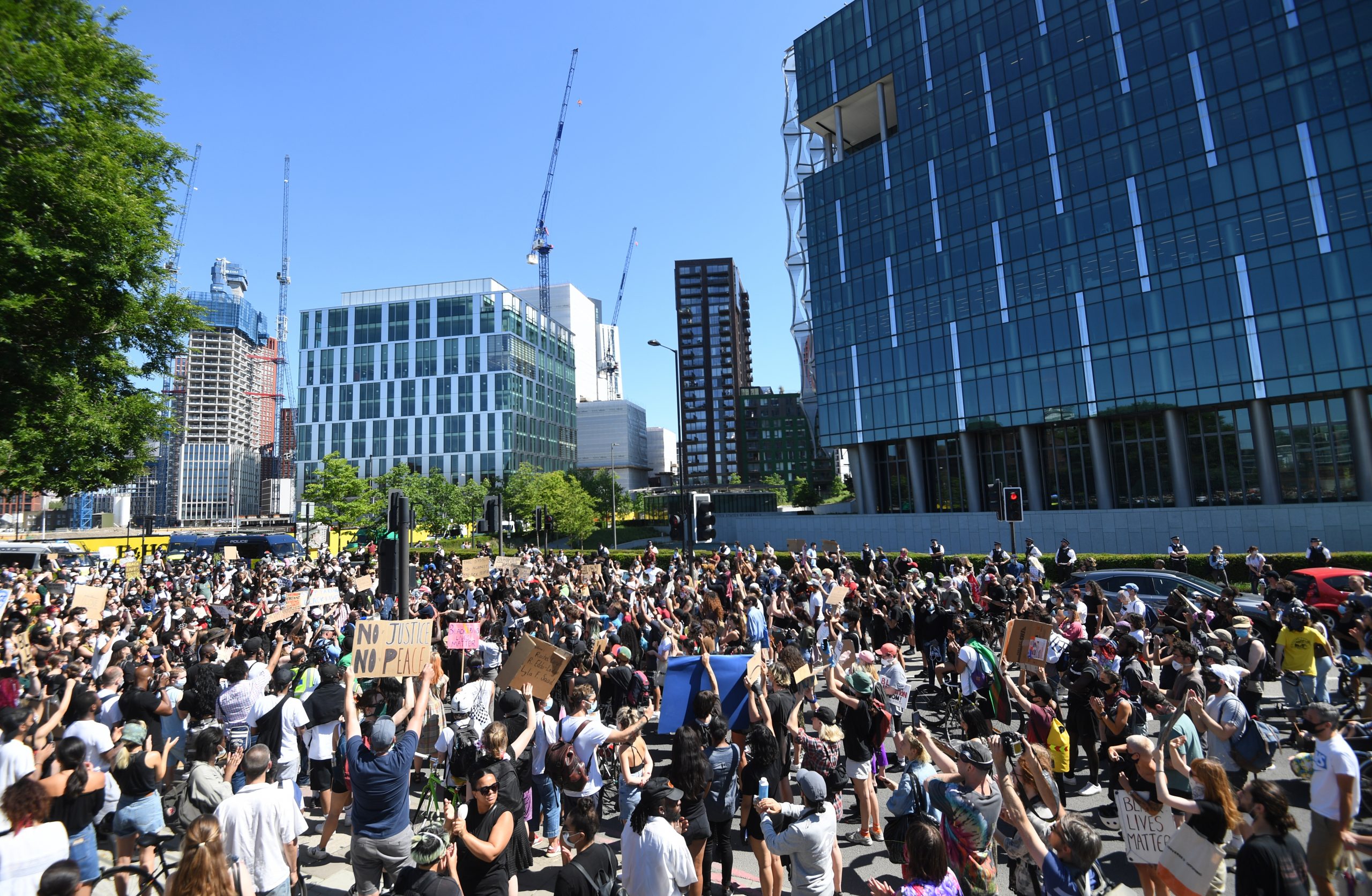 epa08456333 Supporters of the Black Lives Matter movement gather in front of the US Embassy to protest against the Police brutality in USA and in memory of George Floyd in London, Britain, 31 May 2020. Protesters gathered in front of the embassy to express their feelings in regard to the death of 46 year old George Floyd while in police custody. A bystander's video posted online on 25 May appeared to show George Floyd, 46, pleading with arresting officers that he couldn't breathe as an officer knelt on his neck, in Minnesota, USA. The unarmed black man later died in police custody.  EPA/FACUNDO ARRIZABALAGA