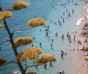 01.08.2017., Dubrovnik - Iako su u cijeloj Hrvatskoj zavladale ekstremne vrucine pa tako i Dubrovnik danas mjeri 35 stupnjeva Celzijevih, turisti ne propustaju dan na plazi. 
Photo: Zeljko Lukunic/PIXSELL