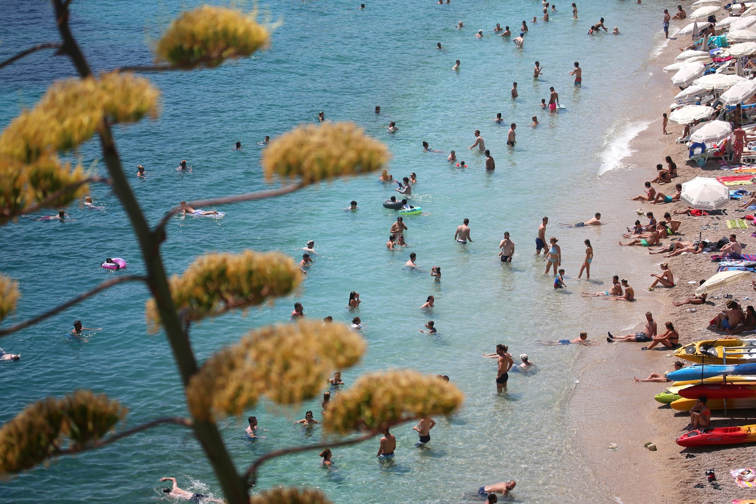 01.08.2017., Dubrovnik - Iako su u cijeloj Hrvatskoj zavladale ekstremne vrucine pa tako i Dubrovnik danas mjeri 35 stupnjeva Celzijevih, turisti ne propustaju dan na plazi. 
Photo: Zeljko Lukunic/PIXSELL