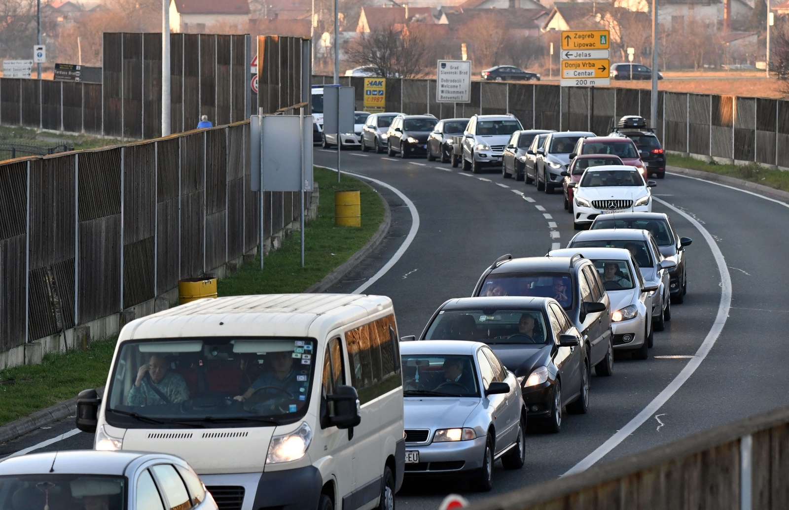 02.01.2020., Slavonski Brod, Duge kolone vozila u oba smjera na granicnom prijelazu u Slavonskom Brodu.
Photo: Ivica Galovic/PIXSELL