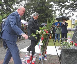 02.05.2020., Borovo Selo - Obiljezavanje 29. obljetnice ubojstva 12 redarstvenika. U spomen na pogibiju dvanaestorice redarstvenika ruze su podno spomen obiljezja polozili i svijece upalili obitelji ubijenih redarstvenika te izaslanstva MUP-a, udruga iz Domovinskog rata.Marijan Marekovic Photo: Davor Javorovic/PIXSELL