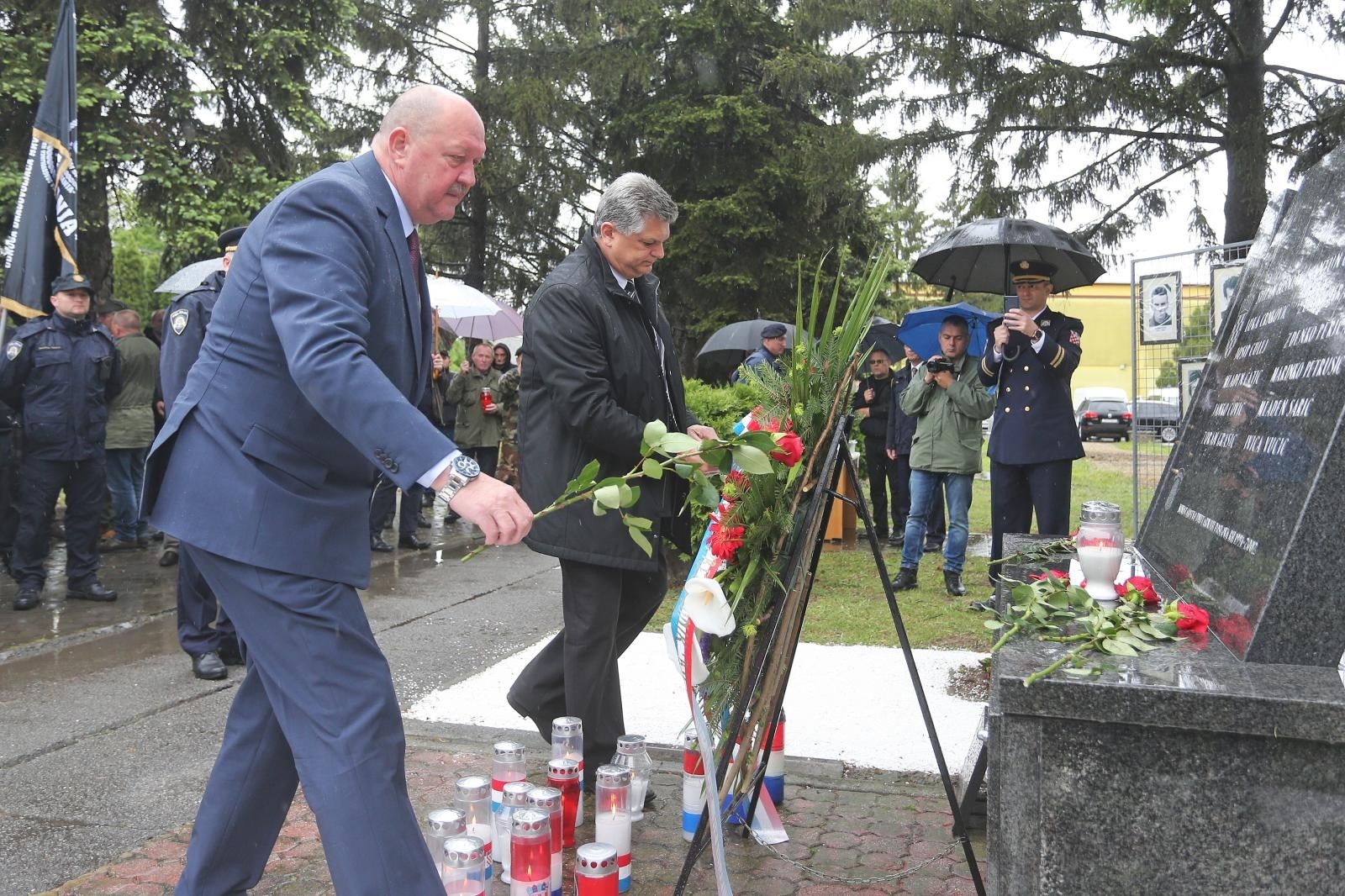 02.05.2020., Borovo Selo - Obiljezavanje 29. obljetnice ubojstva 12 redarstvenika. U spomen na pogibiju dvanaestorice redarstvenika ruze su podno spomen obiljezja polozili i svijece upalili obitelji ubijenih redarstvenika te izaslanstva MUP-a, udruga iz Domovinskog rata.Marijan Marekovic Photo: Davor Javorovic/PIXSELL