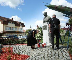 02.05.2020., Gornja Stubica - U Spomen parku Rudolfa Peresina u Gornjoj Stubici polozen je vijenac i zapaljene svijece povodom obiljezavanja 25. obljetnice vojno redarstvene akcije Bljesak i u sjecanje na Rudolfa Peresina, ciji je avion oboren 2. svibnja 1995. godine. Vjenac su zajedno polozili supruga Ljerka, zupan Zeljko Kolar i suborci Rudolafa Peresina. 
Photo: Emica Elvedji/PIXSELL