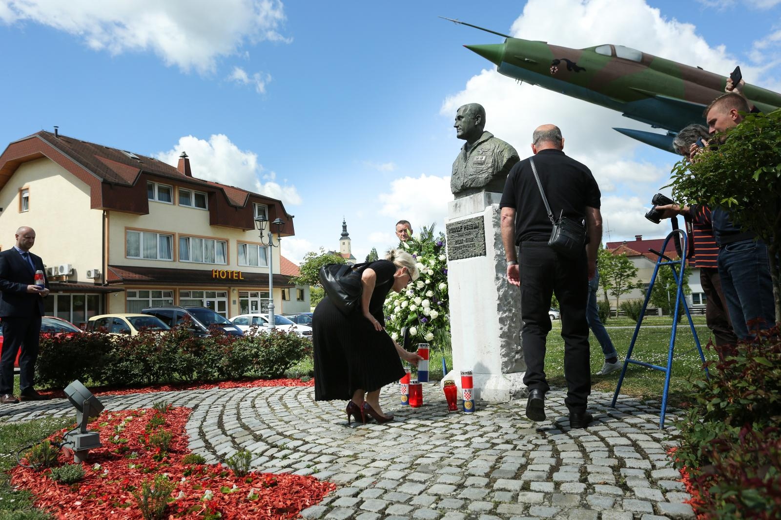 02.05.2020., Gornja Stubica - U Spomen parku Rudolfa Peresina u Gornjoj Stubici polozen je vijenac i zapaljene svijece povodom obiljezavanja 25. obljetnice vojno redarstvene akcije Bljesak i u sjecanje na Rudolfa Peresina, ciji je avion oboren 2. svibnja 1995. godine. Vjenac su zajedno polozili supruga Ljerka, zupan Zeljko Kolar i suborci Rudolafa Peresina. 
Photo: Emica Elvedji/PIXSELL