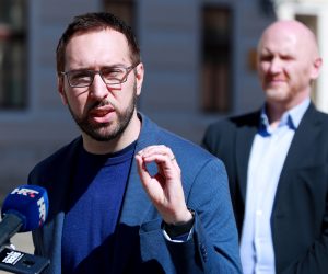 02.05.2020., Zagreb - Trg sv Marka. Klub gradskih zastupnika Socijaldemokratske partije Hrvatske, Klub gradskih zastupnika Gradjanskoliberalnog saveza i Hrvatske stranke umirovljenika, Klub zastupnika lijevog bloka, Klub gradskih zastupnika Hrvatske socijalno liberalne stranke i nezavisnog zastupnika Vladimira Ferdeljija i Klub nezavisnih zastupnika odrzao je zajednicku konferenciju za medije o 33. sjednici Gradske skupstine Grada Zagreba koja ce se zbog pandemije Koronavirusa odrzati videokonferencijski. Vladimir Andric, Anka Mrak Taritas,Zvane Brumic,Tomislav Tomasevic i Renato Petek. Photo: Sanjin Strukic/PIXSELL